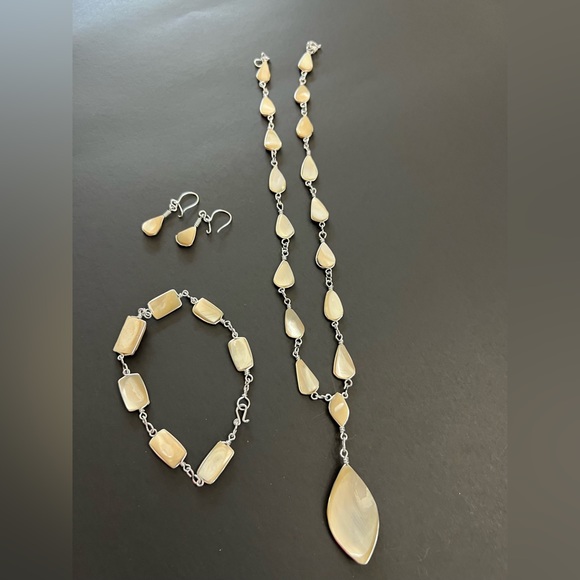 Gorgeous set of necklace, bracelet and earrings… and it’s reversible! - Picture 4 of 7